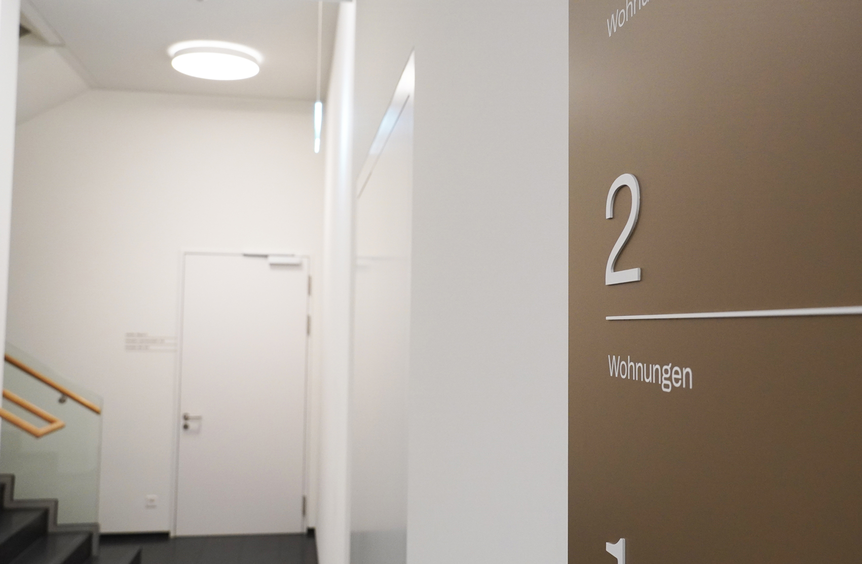 Signaletik mit lackierten Metallbuchstaben