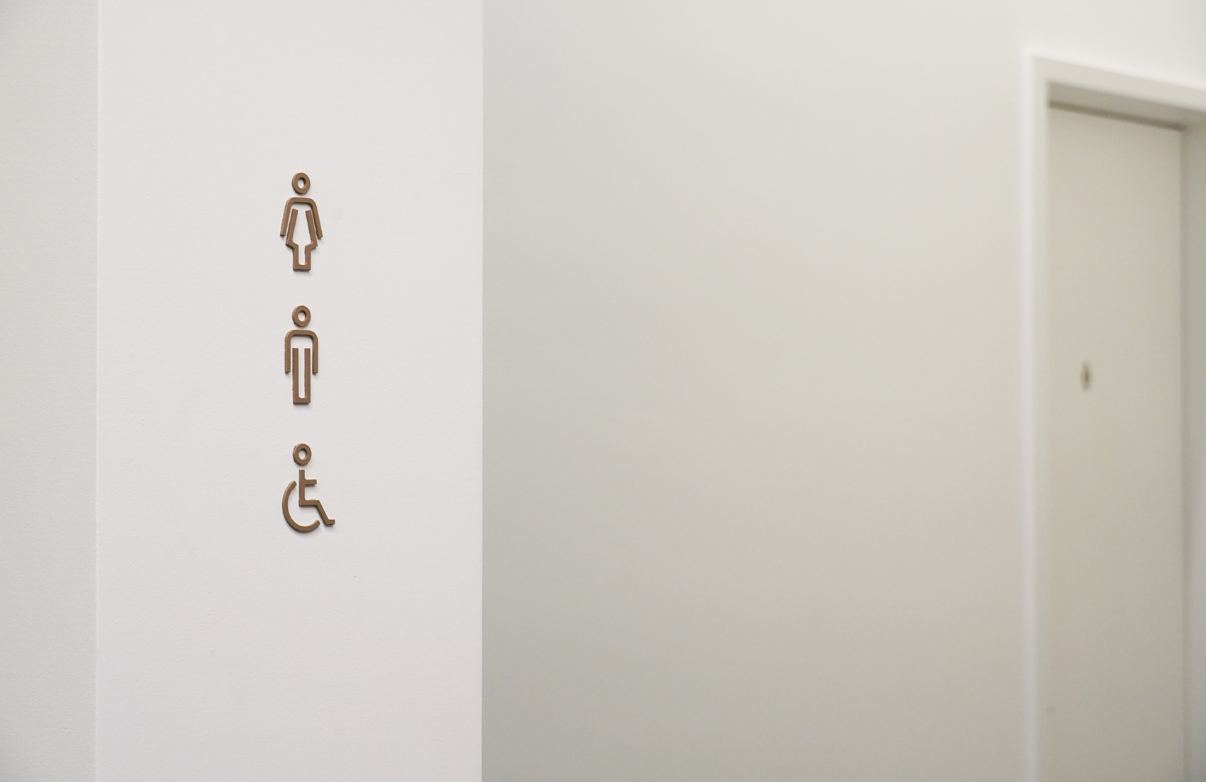 Signaletik mit lackierten Metallbuchstaben
