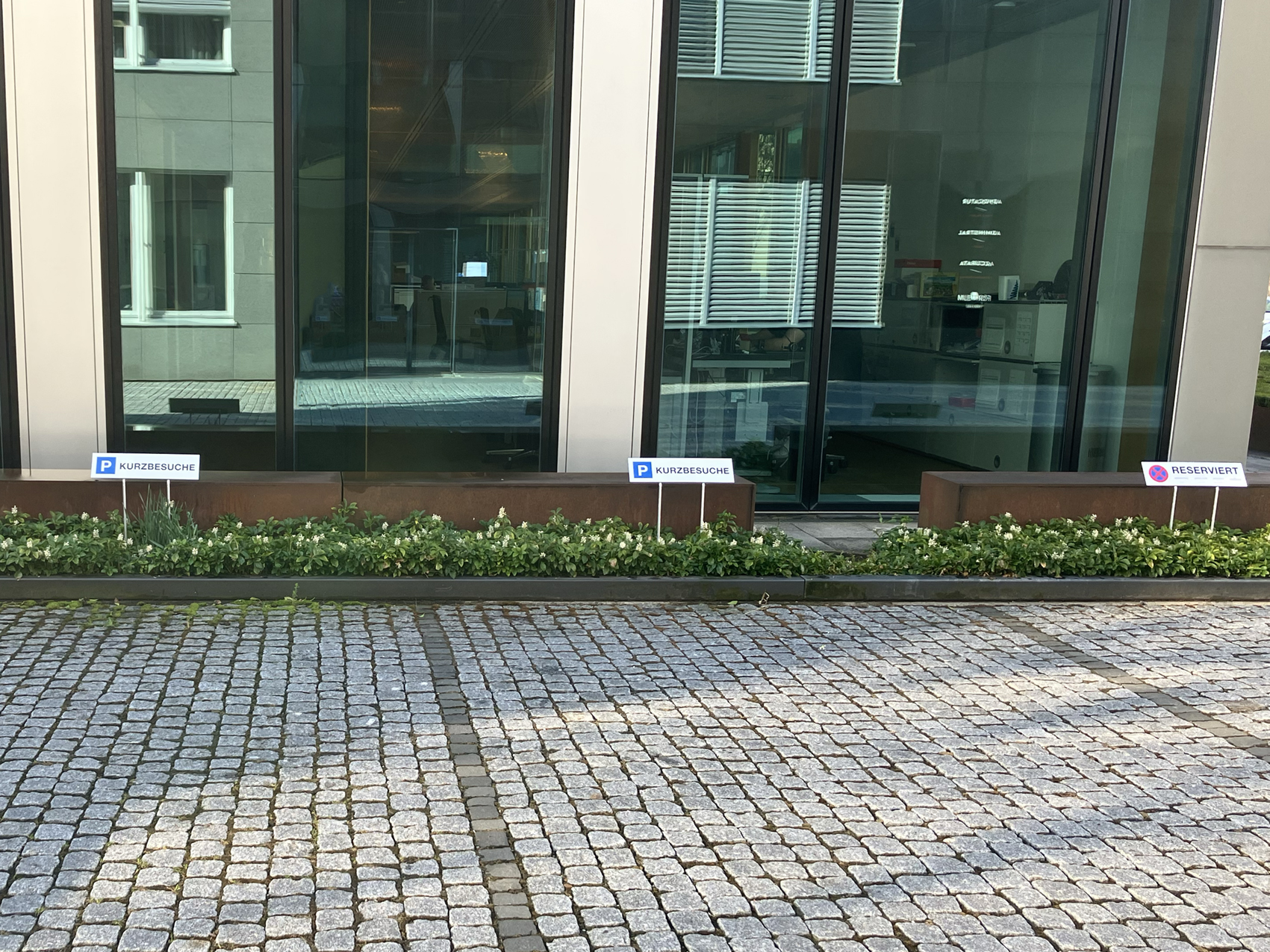 Parkplatzschild mit Einsteckpfosten