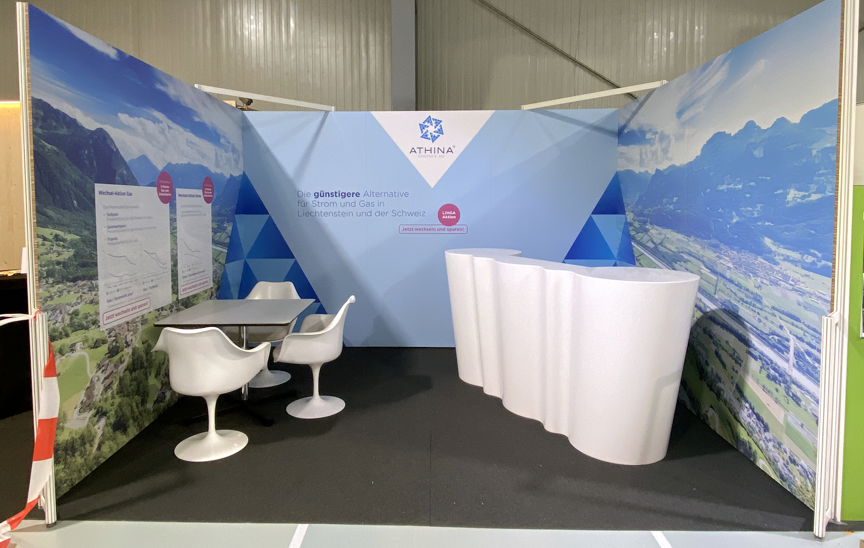 Messestand mit Platten verkleidet