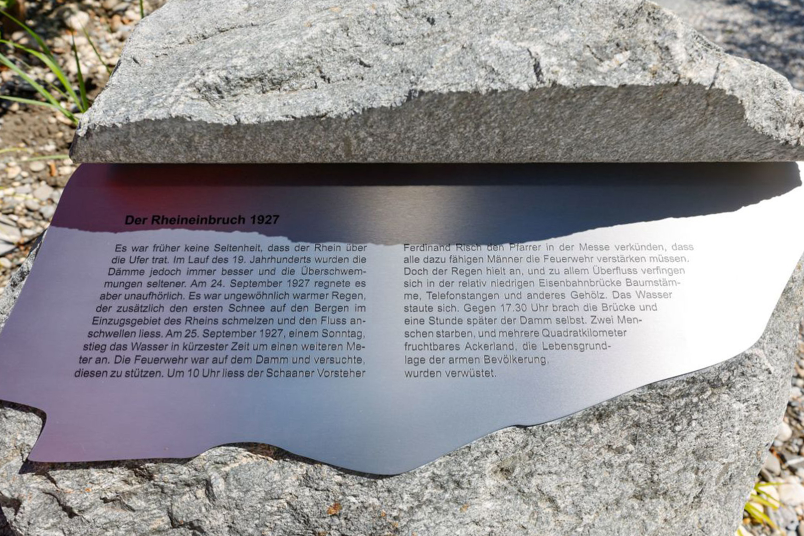 Chromstahlschild auf Stein