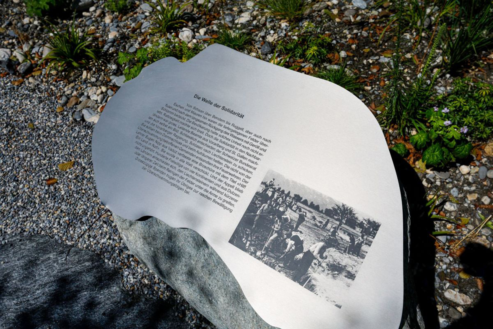Chromstahlschild auf Stein